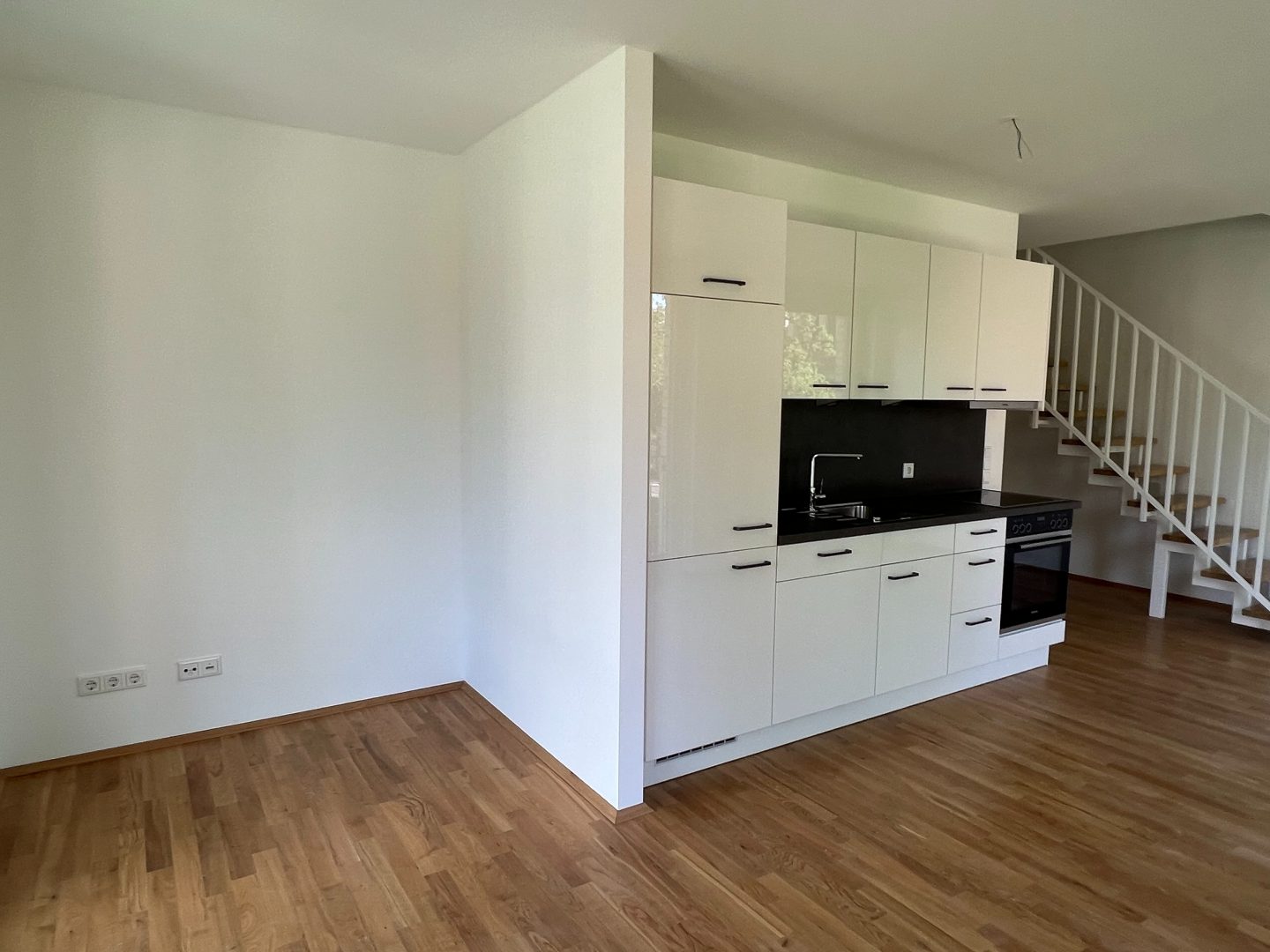 Wohnraum mit Einbauküche