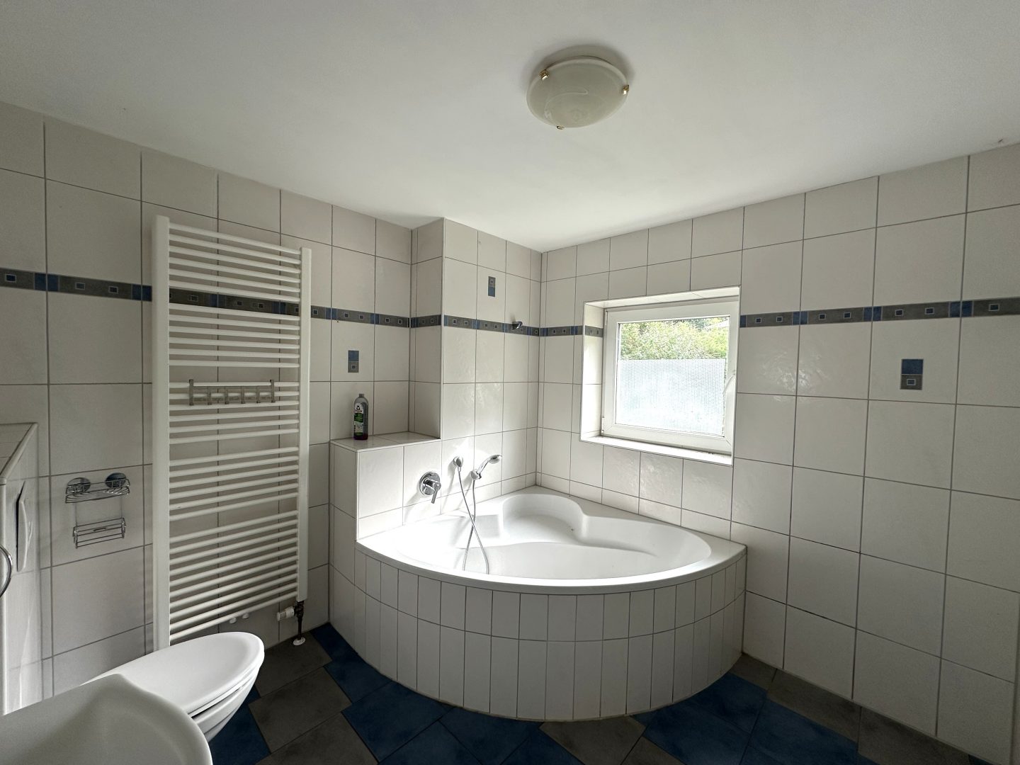 Badezimmer mit Badewanne