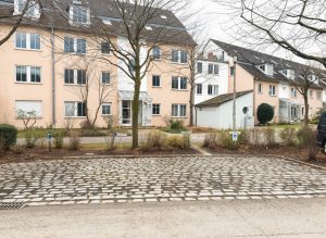 Außenansicht Haus mit Stellplatz