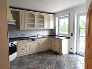 Küche mit Einbauküche