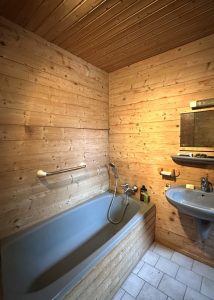 Badezimmer mit Badewanne