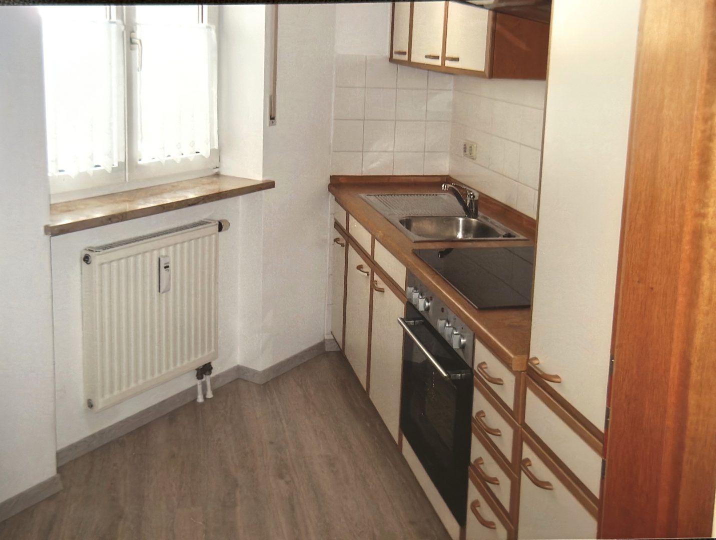 Küche mit Einbauküche