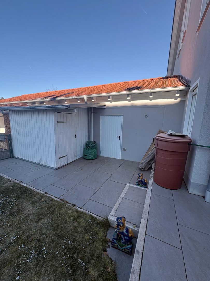 Gartenhaus und Garagenzugang