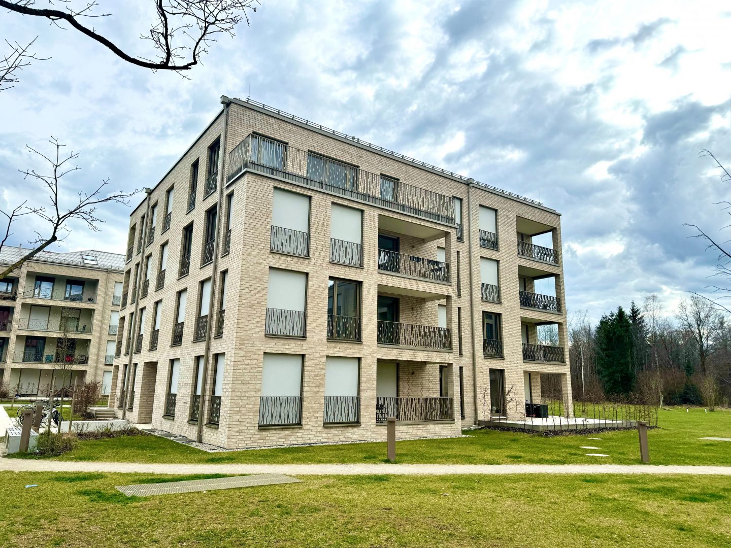 Hausansicht mit Dachterrasse