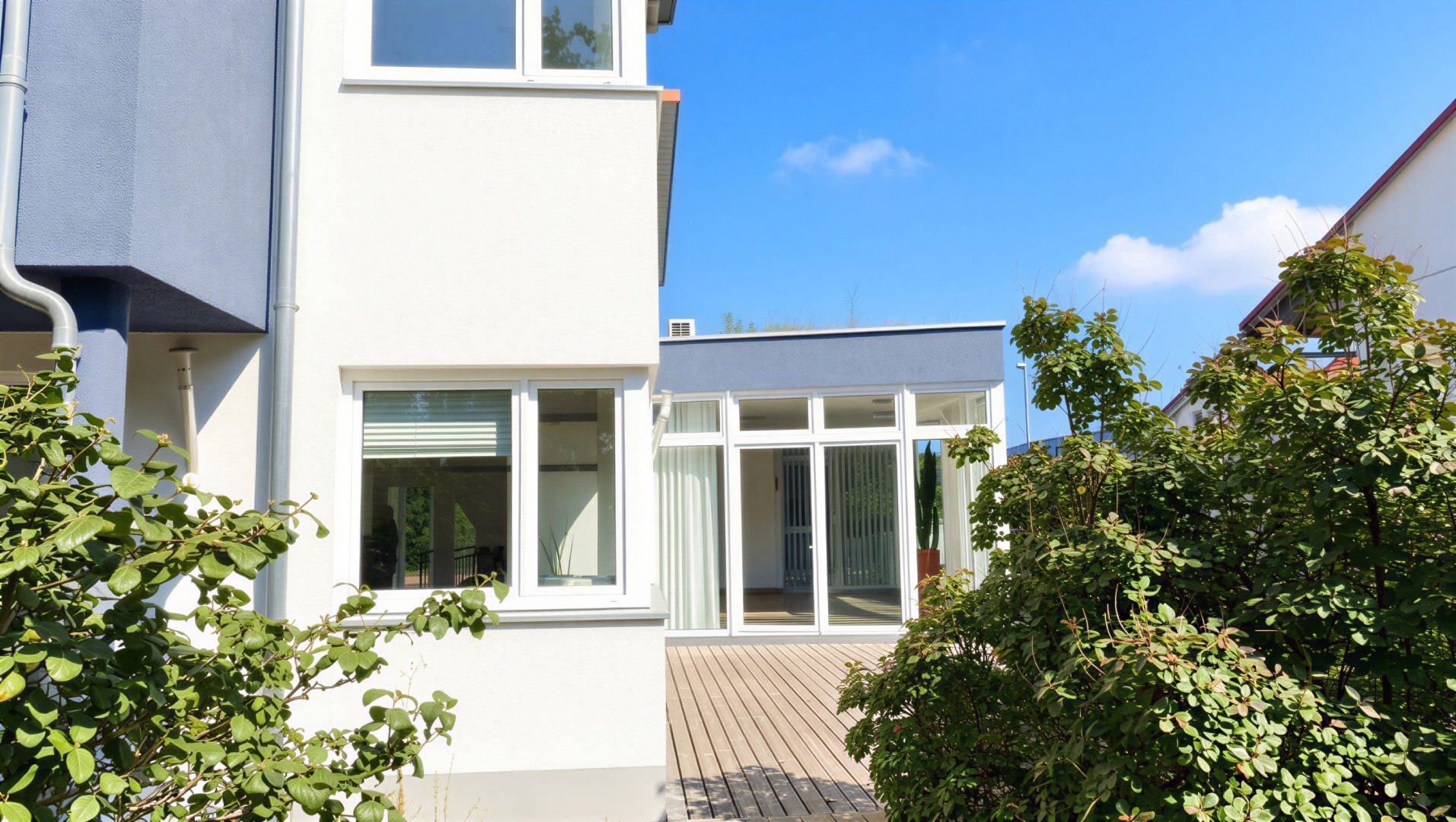 Westansicht mit Terrasse