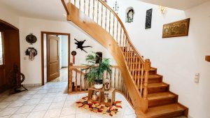 Flur mit Treppe