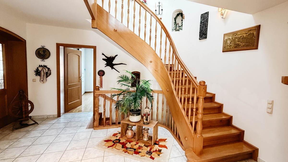 Flur mit Treppe