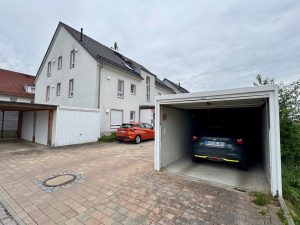 Außenansicht mit Garage