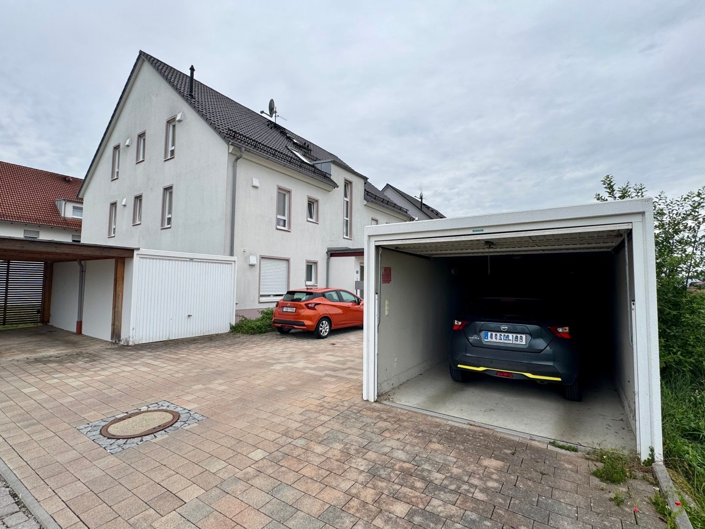 Außenansicht mit Garage