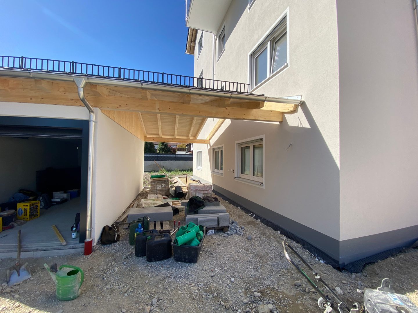 Außenbereich mit Carport