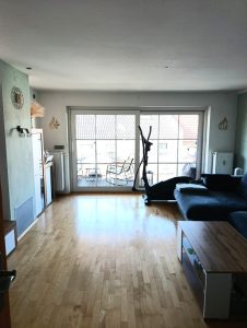Wohnzimmer mit Blick zum Balkon