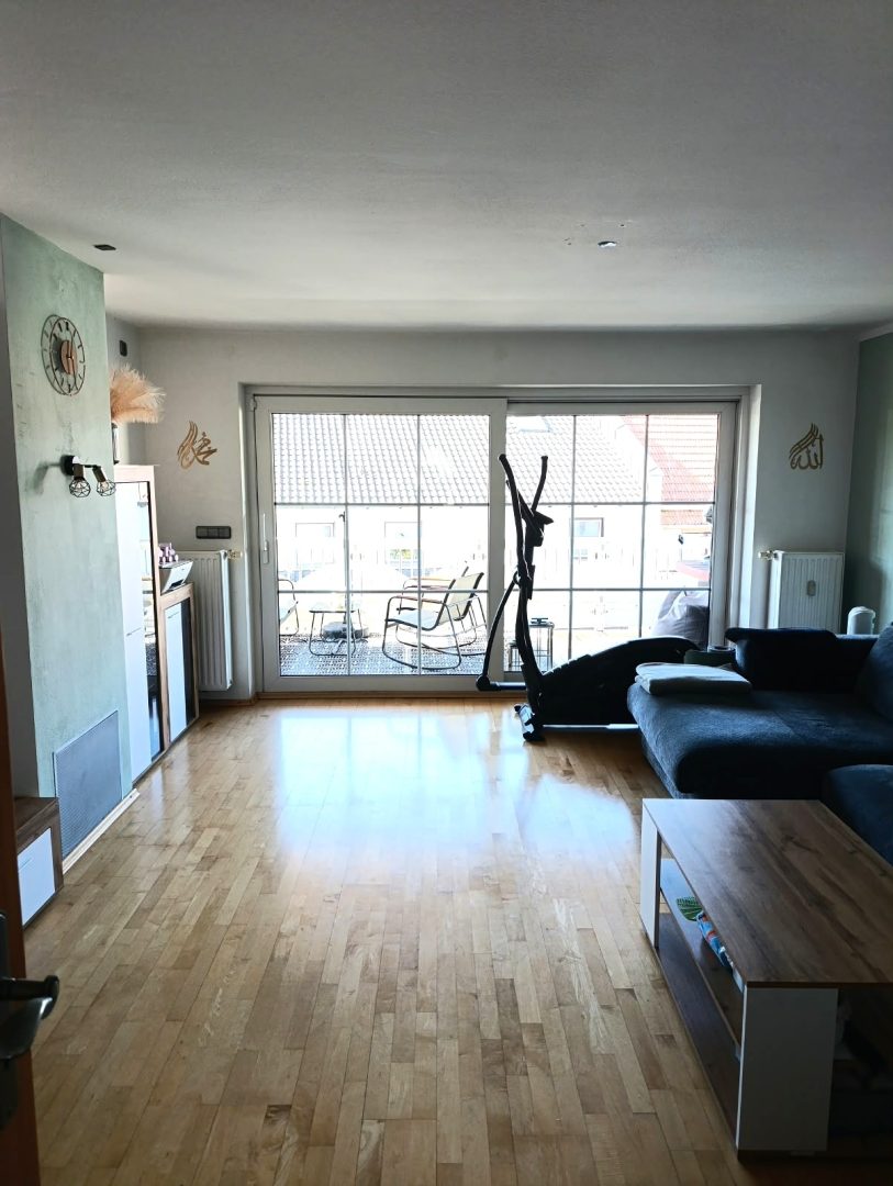 Wohnzimmer mit Blick zum Balkon